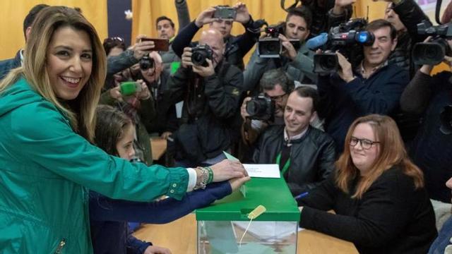 Apoderados de Vox increpan a Susana Díaz