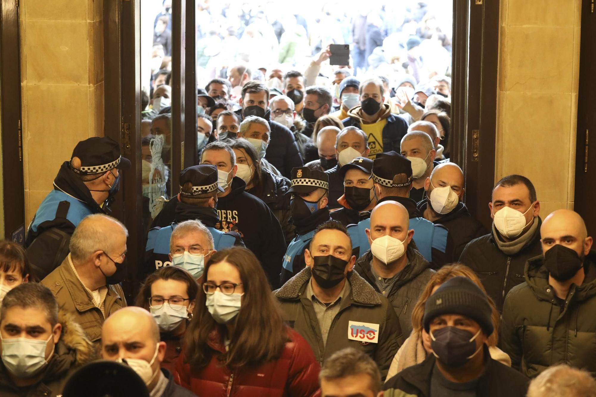 Protesta de los trabajadores de Alu Ibérica en el ayuntamiento de Avilés