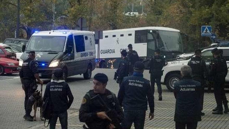 Los agentes blindando el juzgado de Ourense. // Brais Lorenzo