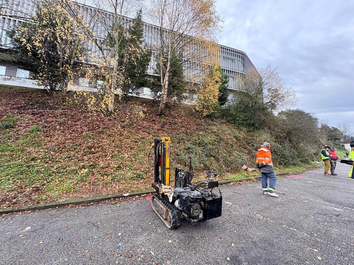 Operarios trabajando el primer día de obras para la construcción del edificio que albergará el ordenador cuántico de El Entrego