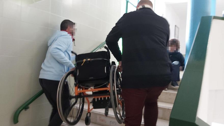 Un colegio de Alicante con alumnos que utilizan silla de ruedas, con el ascensor averiado