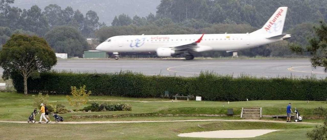 Una sociedad viguesa quiere construir un centro de ocio y aventura en el actual Aero Club. // J. Lores