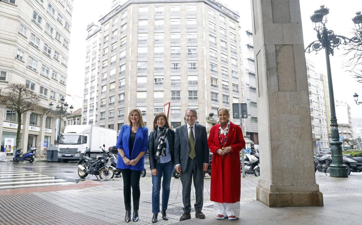 El alcalde de Vigo, Abel Caballero junto con las concejalas Yolanda Aguiar, Maria José Caride y Carmela Silva el día del anuncio del programa.