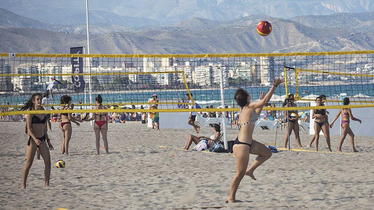 Las 24 nuevas pistas de vóley playa de Muchavista se sumarán a las que ya hay en la zona. | PILAR CORTÉS