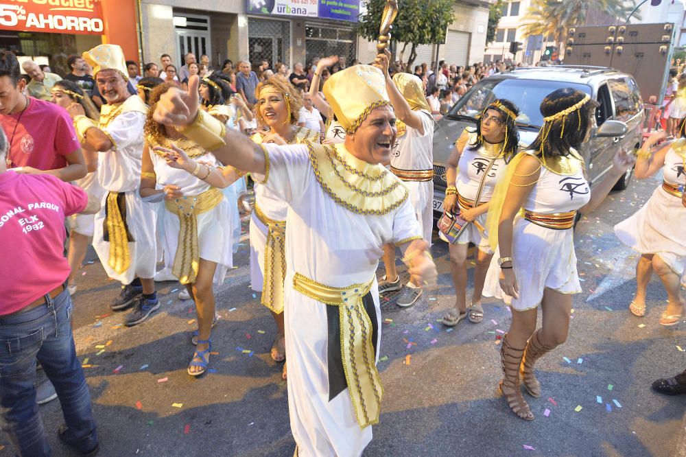 El popular desfile de la Gran Charanga en Elche reúne a más de 4.500 participantes