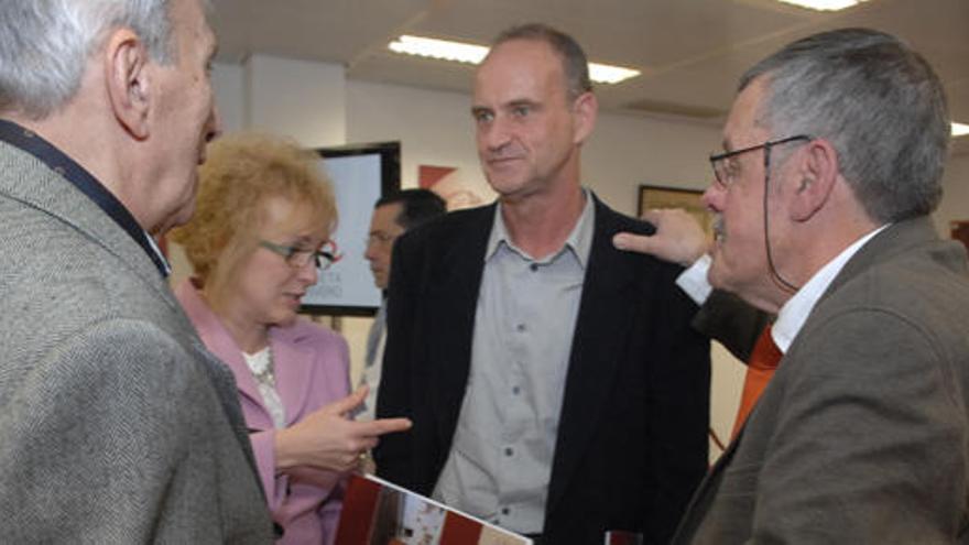 José Rivero (d) charla con Sergio Millares (2d) y otros invitados en la inauguración de ayer. i JUAN CARLOS CASTRO