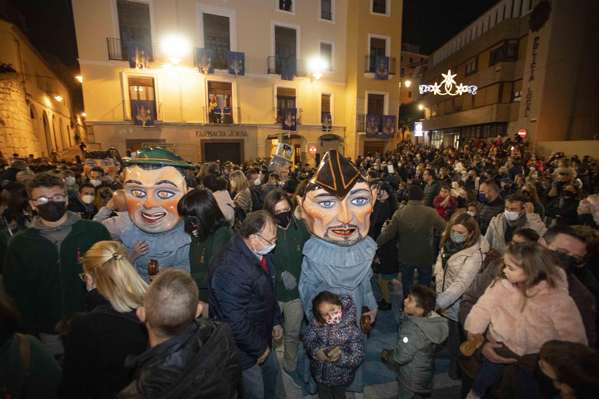 Ontinyent se vuelca en la "retreta" y el desfile de "Gegants i Cabets" por las fiestas de la Purísima