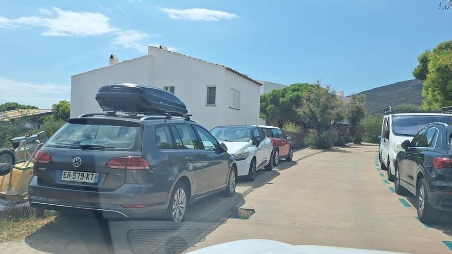 Sense 300 places d’aparcament, els cotxes ocupen els oliverars de Cadaqués: “Cada cop es degrada més el paisatge”