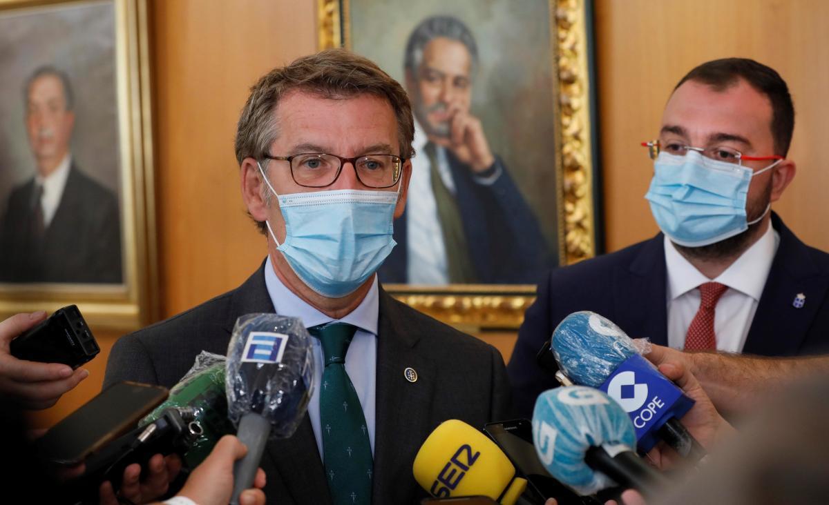 Feijóo y, al lado, Adrián Barbón, presidente del Principado de Asturias. // Alberto Morante (EFE)