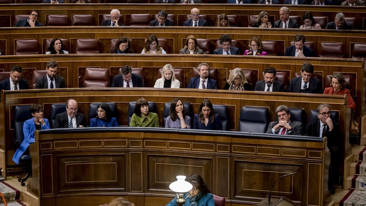 (Fila abajo) (I-D) La ministra portavoz del Gobierno, Isabel Rodríguez; el ministro de Cultura, Miquel Iceta; la ministra de Sanidad, Carolina Darias; la ministra de Ciencia e Innovación, Diana Morant; la ministra de Derechos Sociales y Agenda 2030, Ione