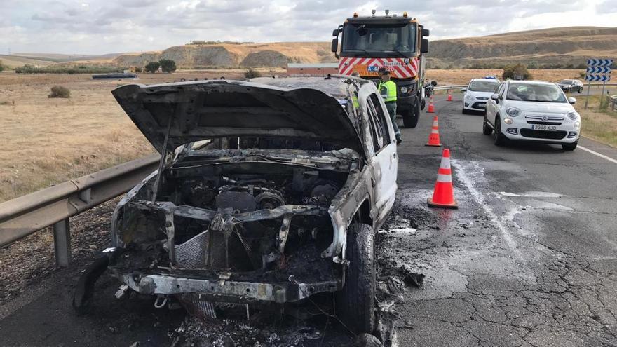 Calcinado un vehículo en la salida 401 de la A-4, detrás del campo de fútbol de El Arcángel