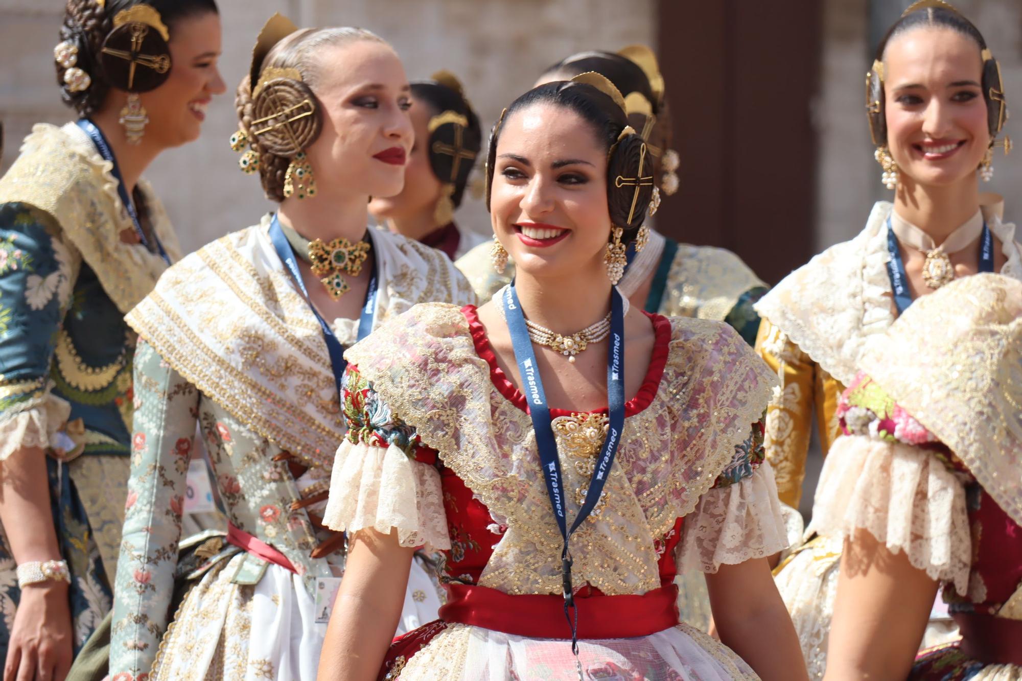Baño de multitudes de las candidatas a Fallera Mayor de València 2025