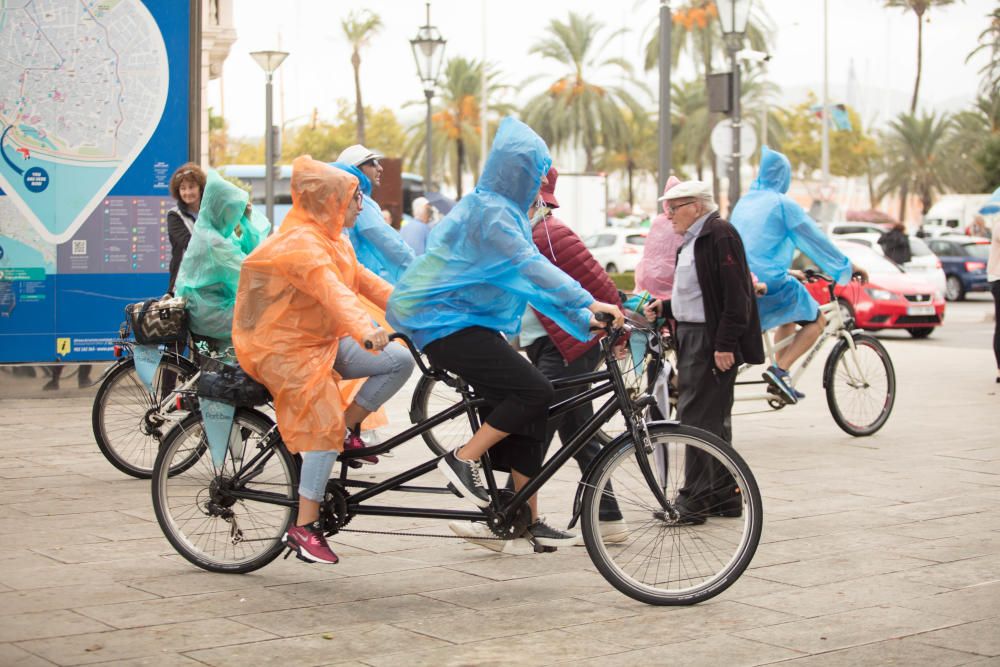 Saturación de tráfico y gente por la lluvia