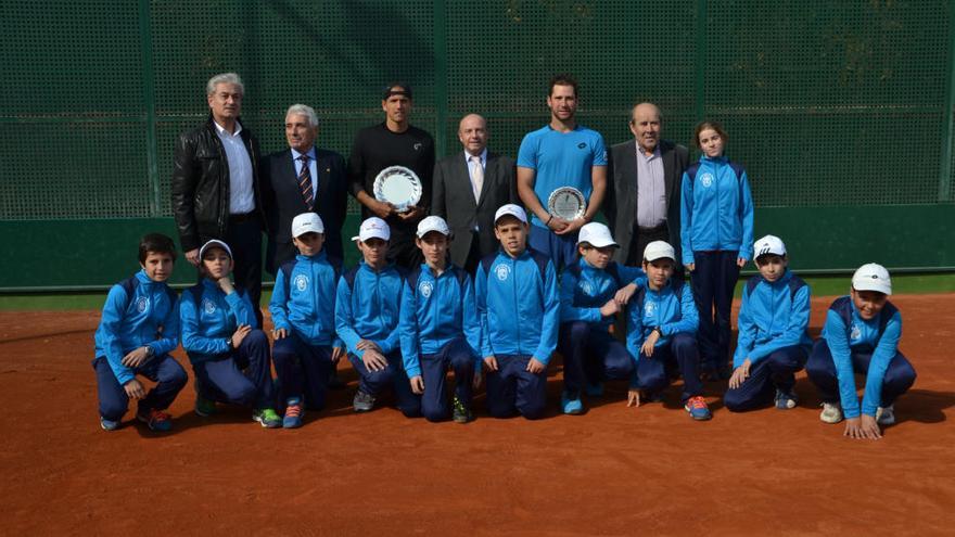 Campeones, directivos y recogepelotas, en la foto de la final.