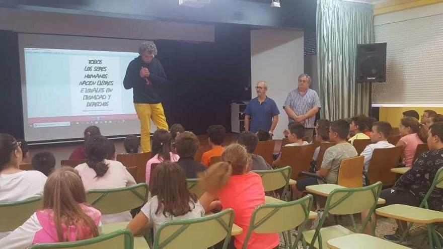 Arriba, una de las charlas de presentación, en el colegio de Beluso y, a la izq., Gabarrón habla con los alumnos del IES Illa de Ons esta misma semana. // G.N.