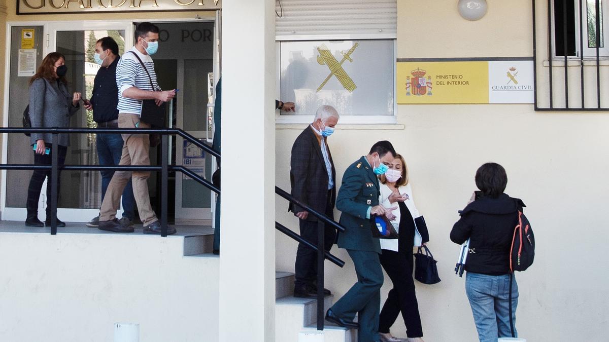 La subdelegada del Gobierno, el coronel jefe de la Comandancia de la Guardia civil en la provincia de Alicante y el alcalde de Altea, saliendo del cuartel del municipio