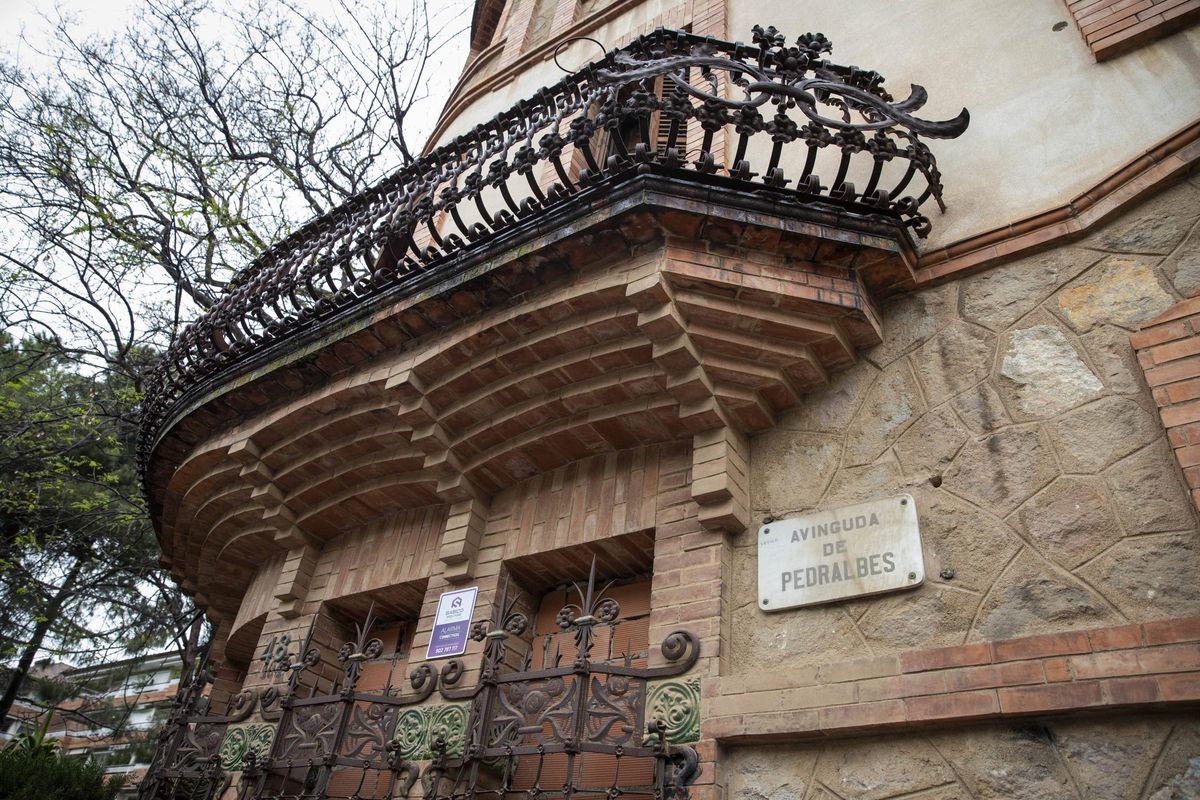 Un forjado de hierro de factura modernista en la fachada de la Casa Hurtado, en Barcelona.