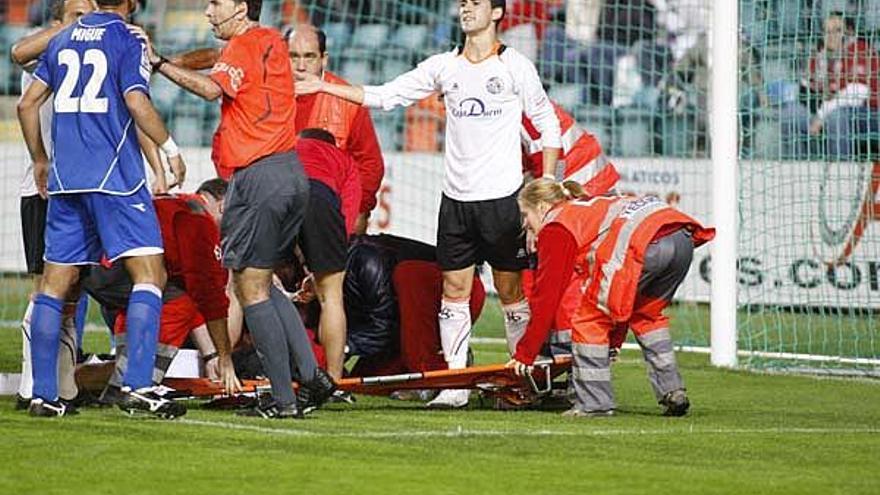 Els jugadors i l&#039;àrbitre observen com els serveis mèdics de l&#039;estadi El Helmántico s&#039;emporten Albert Jorquera després de quedar commocionat.