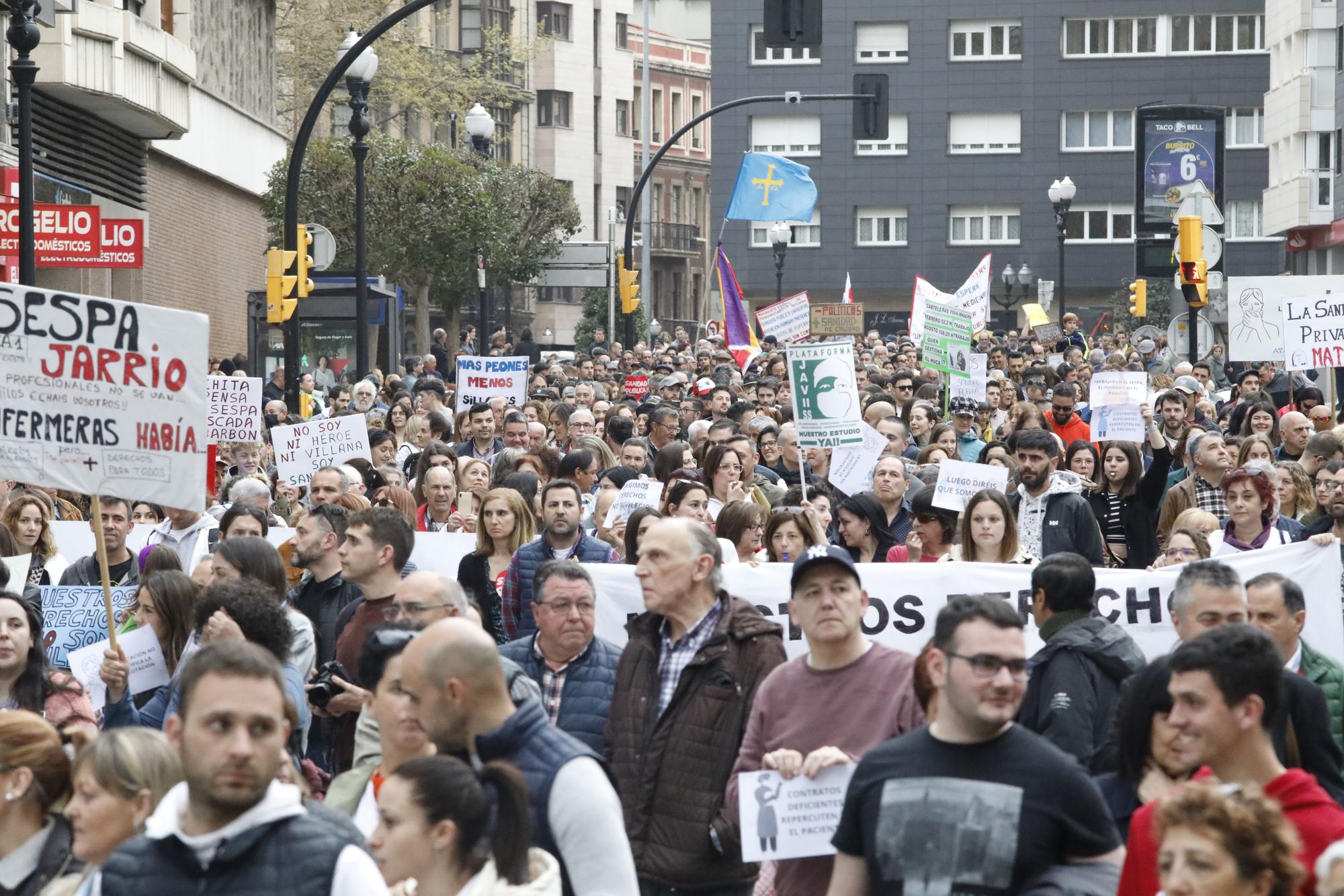 En imágenes: Los sanitarios se manifiestan en Gijón al grito de "no queremos más dinero, queremos mejores condiciones laborales"