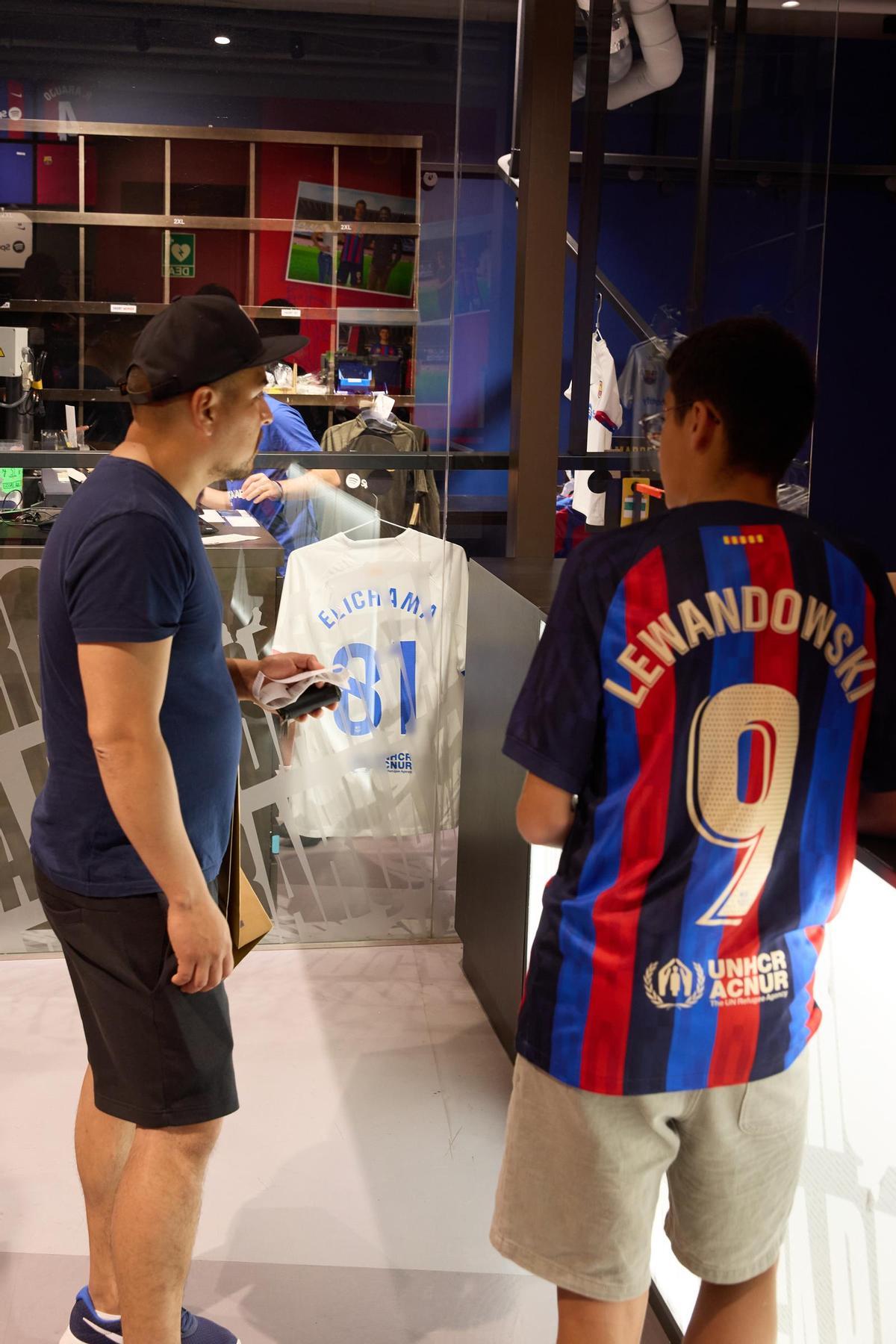 ¡Locura por la nueva camiseta blanca del Barça!