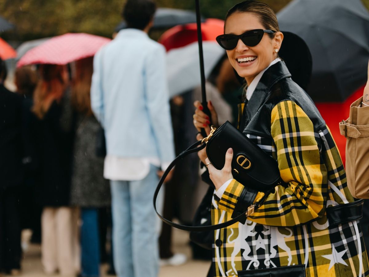 Helena Bordon, con paraguas durante la ‘Fashion Week’ de París.