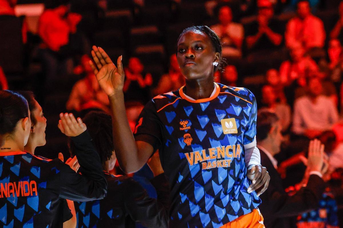Así ha sido el regreso al Roig Arena de Awa Fam tras triunfar en el draft de la WNBA