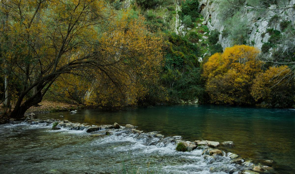 El pequeño lago que se forma al exterior de la Cueva del Gato