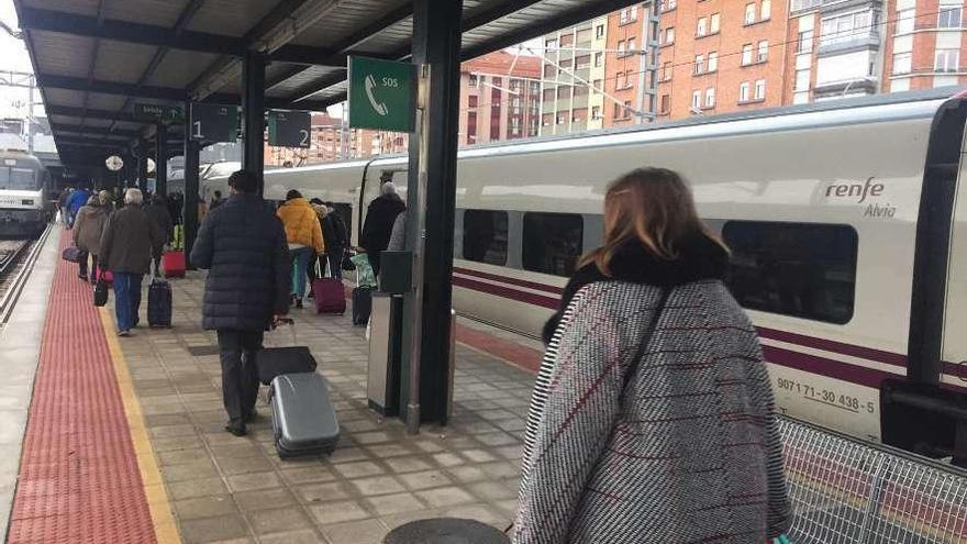 Viajeros al salir del tren en la estación de León.