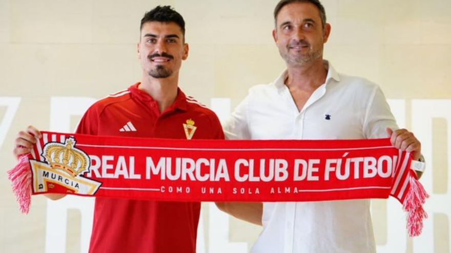 Arturo Molina con el director deportivo del Real Murcia, Javier Recio. | PRENSA REAL MURCIA