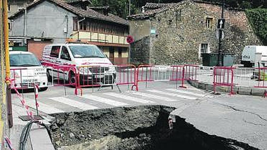 El socavón abierto por el hundimiento de la bóveda del Samuño en Ciaño.