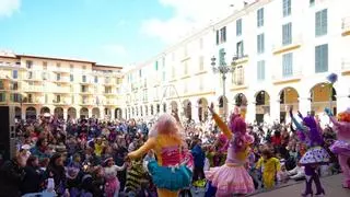 Sa Rueta llena de color Palma en un domingo gris y lluvioso