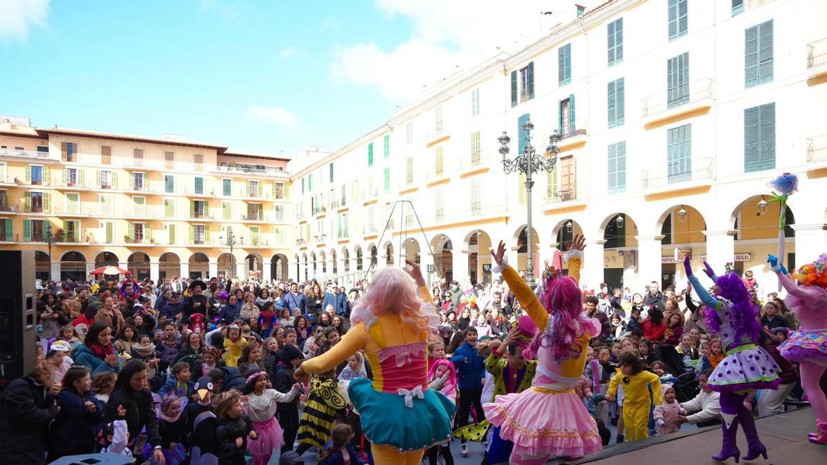 Sa Rueta llena de color Palma en un domingo gris y lluvioso