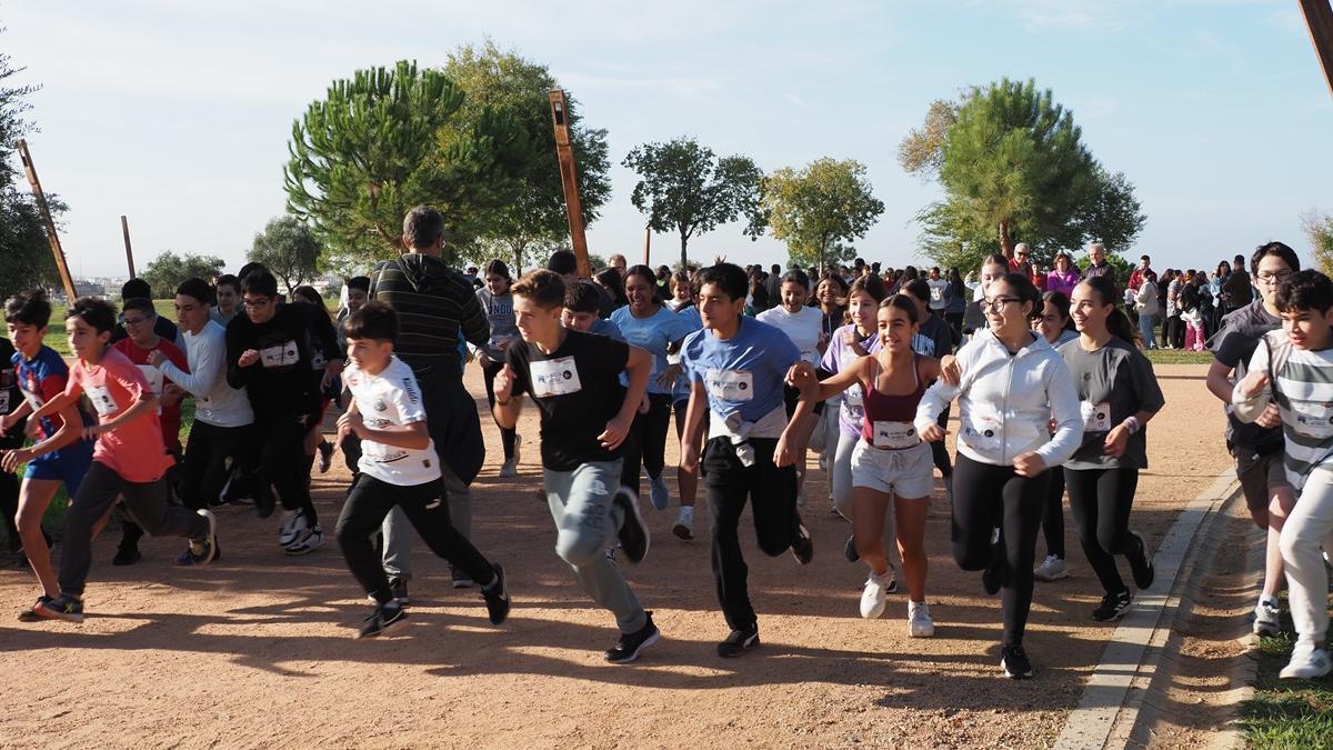 Alumnos del IES Cántico participantes en una de las carreras.