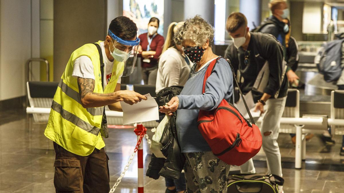 Así son los controles de pruebas diagnósticas en los aeropuertos de Canarias