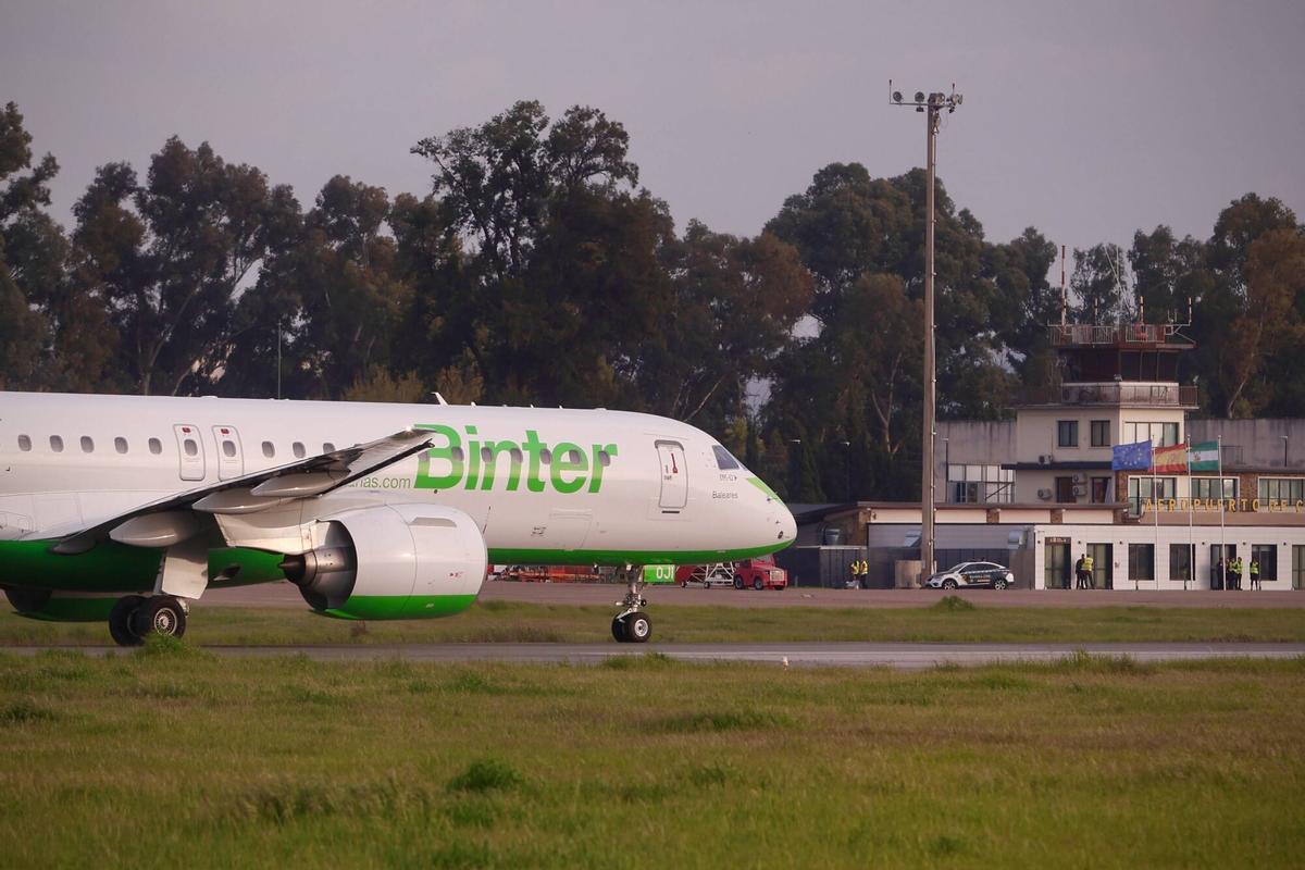Aeropuerto de Córdoba Binter presenta sus vuelos directos entre Córdoba y Canarias. Avión, pasajeros, maletas
