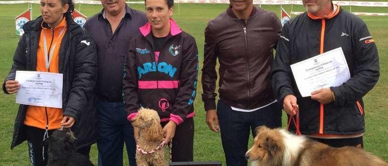 Los guías Rocío Hermelo y J. Ángel Torres con sus premios individuales y sus perros. // Tercans