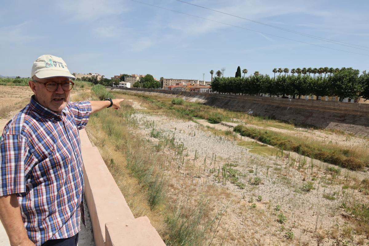 El voluntario de Xúquer Viu, Isidre Pegenaute, muestra el Magro seco a su paso por Algemesí.