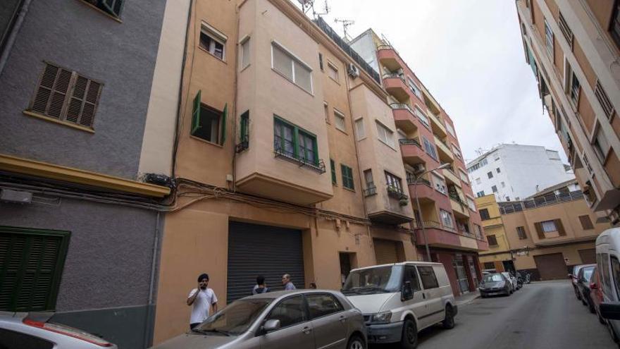 Varios de los vecinos desalojados permanecían ayer a la puerta de la finca, en la calle Torre d’en Bibiloni. | GUILLEM BOSCH