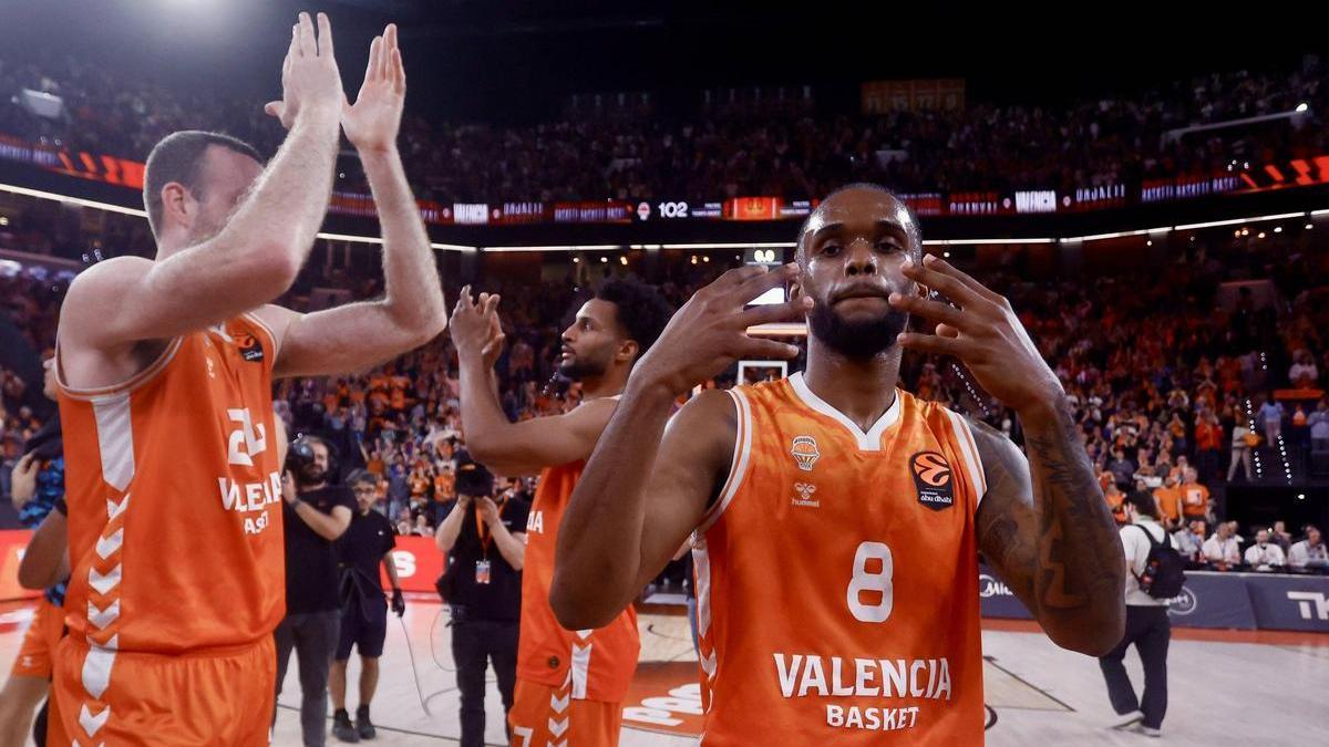 ¡El descomunal baile de Jean Montero a Micic en el Hapoel - Valencia Basket
