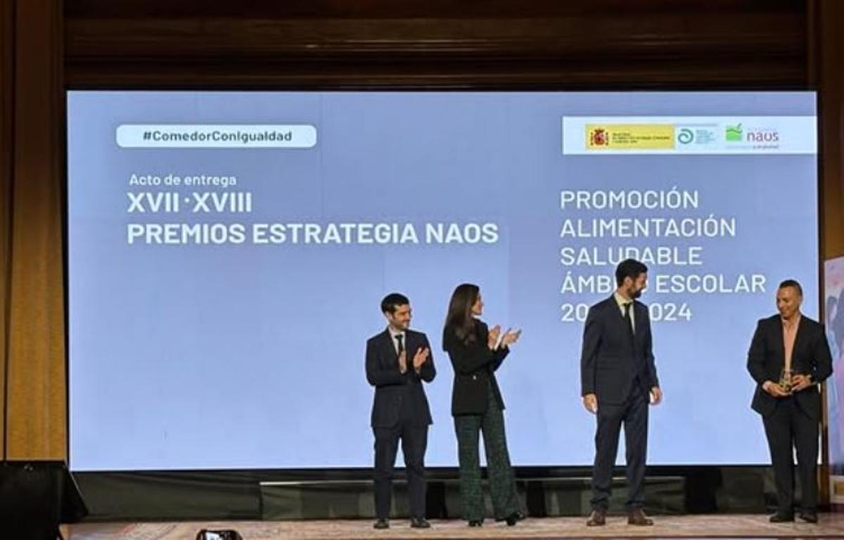 El IES Eric Valrode Picanya recoge el premio por su poryecto de alimentación saludable ante la Reina y el ministro.