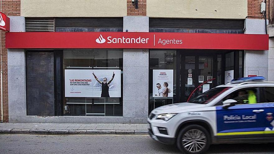 El caixer de l&#039;entitat Santander on els lladres volien perpetrar el robatori