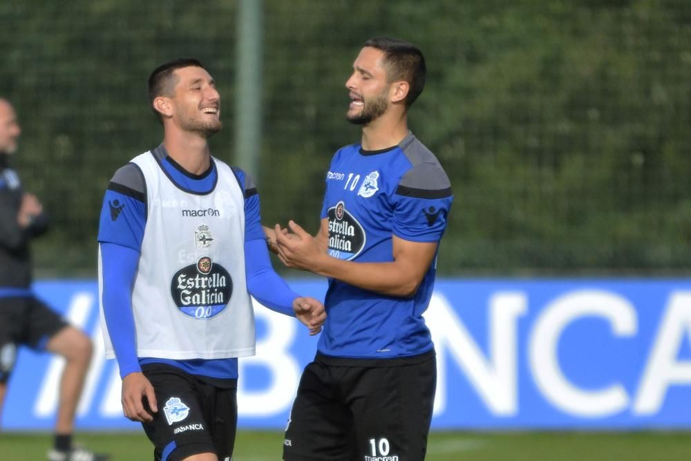 La plantilla, dividida en dos grupos, realizó un entrenamiento con estrategias ofensivas y remates a portería.