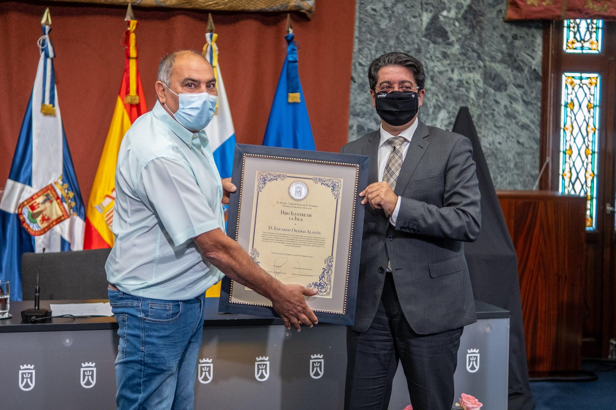 Acto de entrega del título de Hijo ilustre de la Isla a Eduardo Oramas y José Ubaldo Hernández