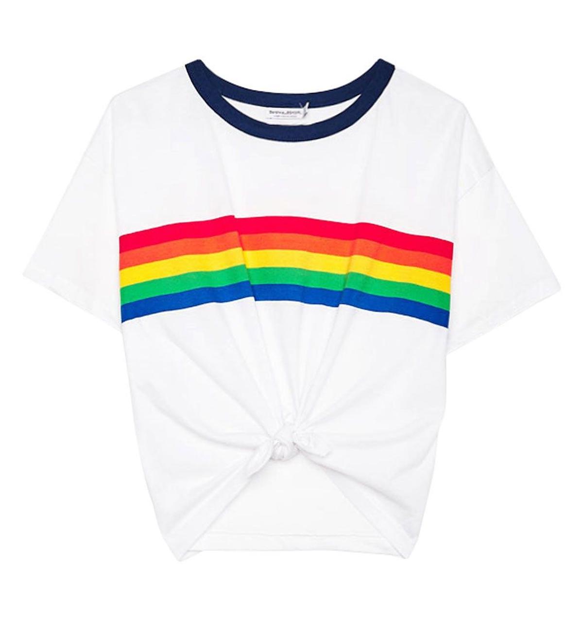 Camiseta anudada con la bandera arcoíris de Bershka. (Precio: 7,99 euros)