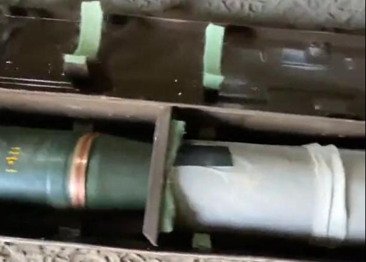 Munición de artillería y propulsor de nitrocelulosa en un pack utilizado en el frente de Ucrania