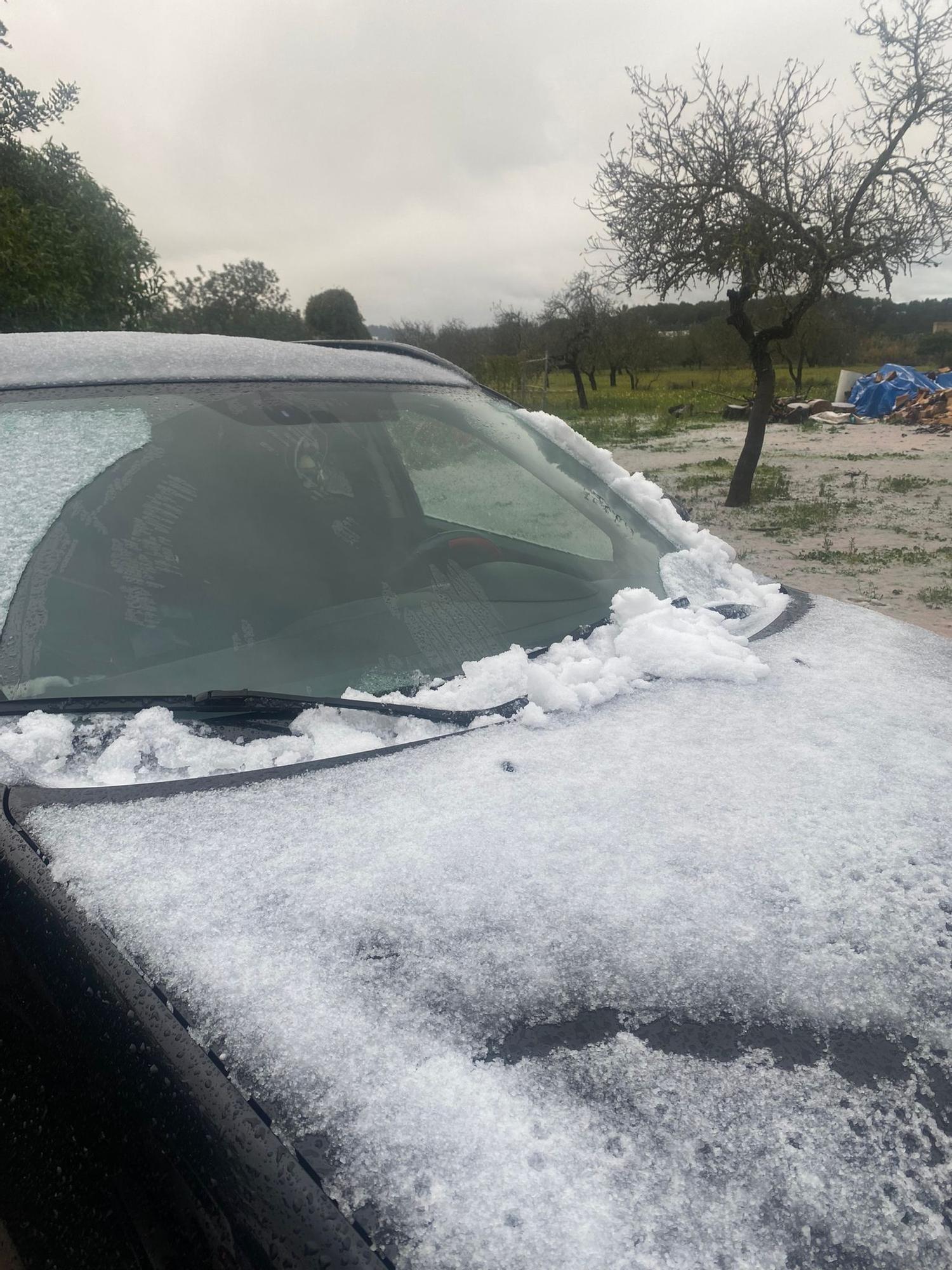 Bajada de temperaturas en Ibiza: Una manta de granizo cubre Siesta