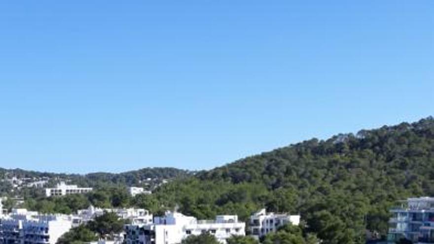 Arden dos barcos enfrente de la costa de Ibiza