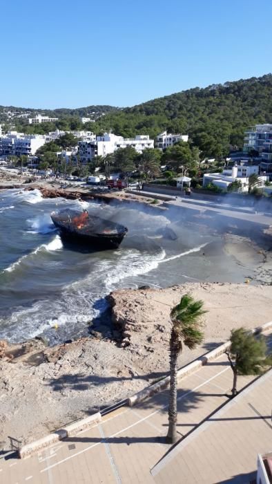 Arden dos barcos enfrente de la costa de Ibiza