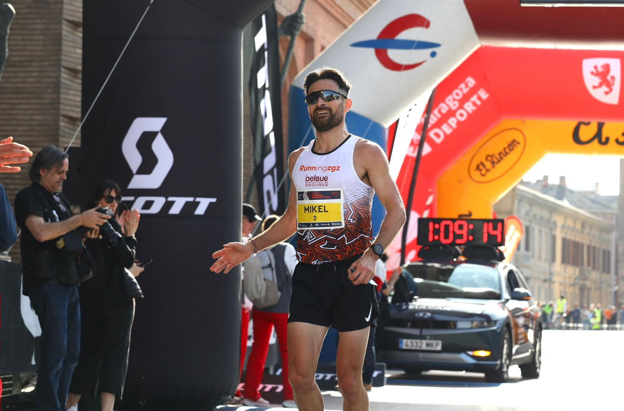 En imágenes | Búscate en el Medio Maratón de Zaragoza 2024