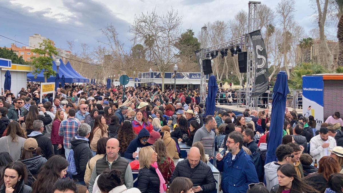 El recinto congrega a centenares de personas en el centro de la ciudad.